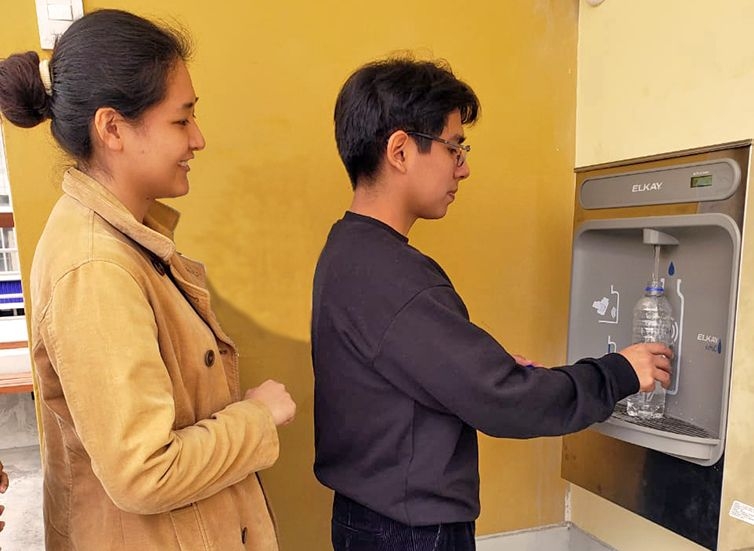 ¡Nuevo Dispensador de Agua en la Facultad de Ciencias Biológicas! ¡Hidrátate y Cuida el Planeta!