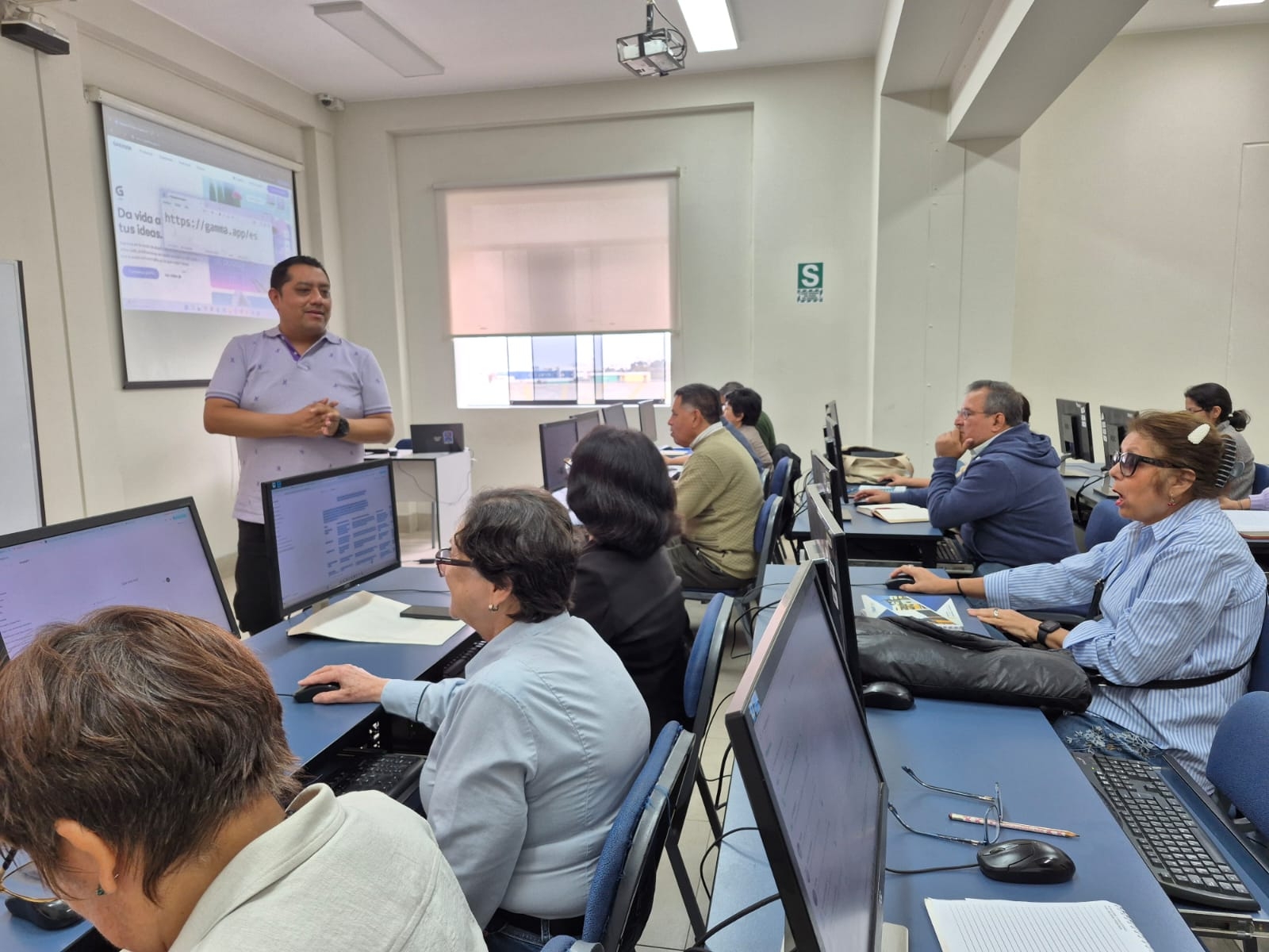 Facultad de Ciencias Biológicas fortalece las competencias digitales de su comunidad docente y administrativa mediante curso de Inteligencia Artificial