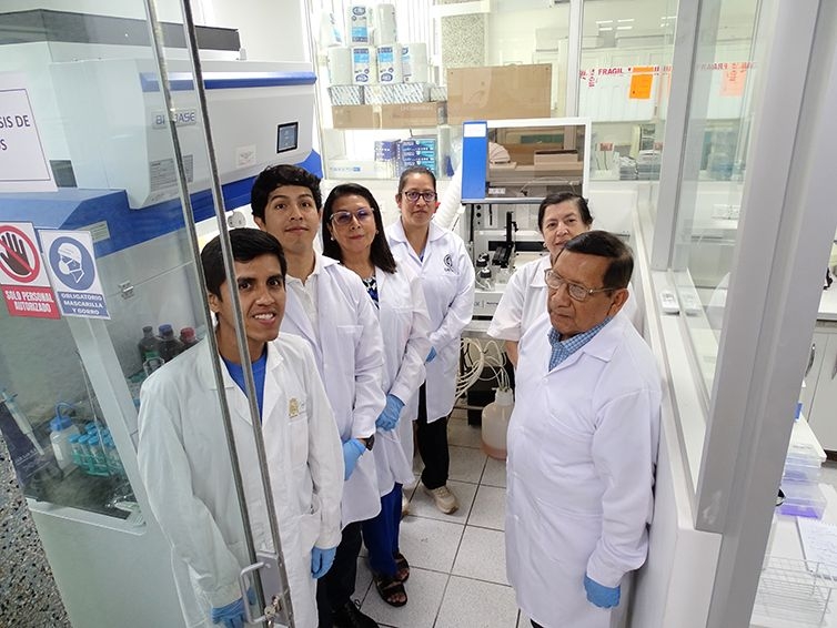 Capacitación en síntesis automatizada de péptidos fortalece las actividades de investigación en la Facultad de Ciencias Biológicas de la UNMSM 