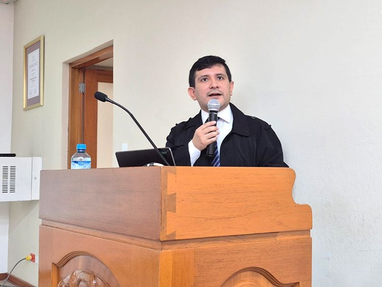 Facultad de Ciencias Biológicas realiza conferencia internacional sobre avances en tratamientos contra el cáncer 