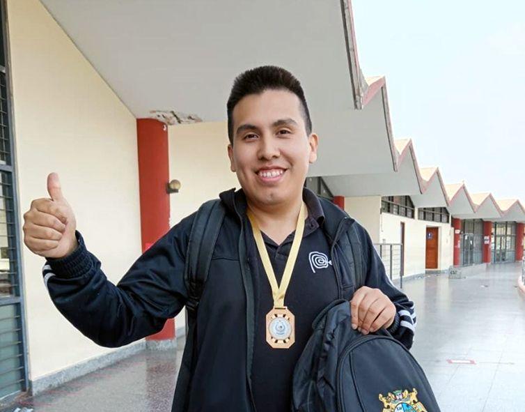 Estudiante de la EP de Ciencias Biológicas gana torneo de Ajedrez