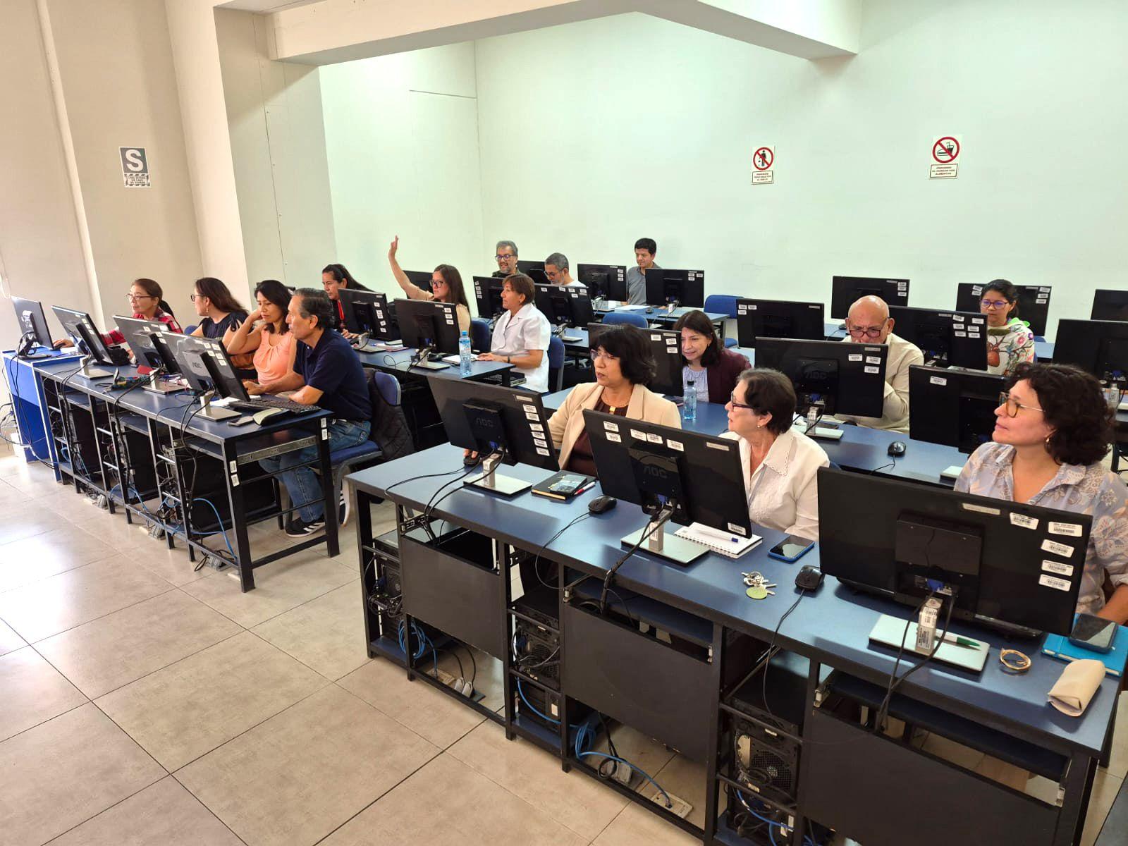 Facultad de Ciencias Biológicas capacita a sus docentes en análisis de datos con inteligencia artificial