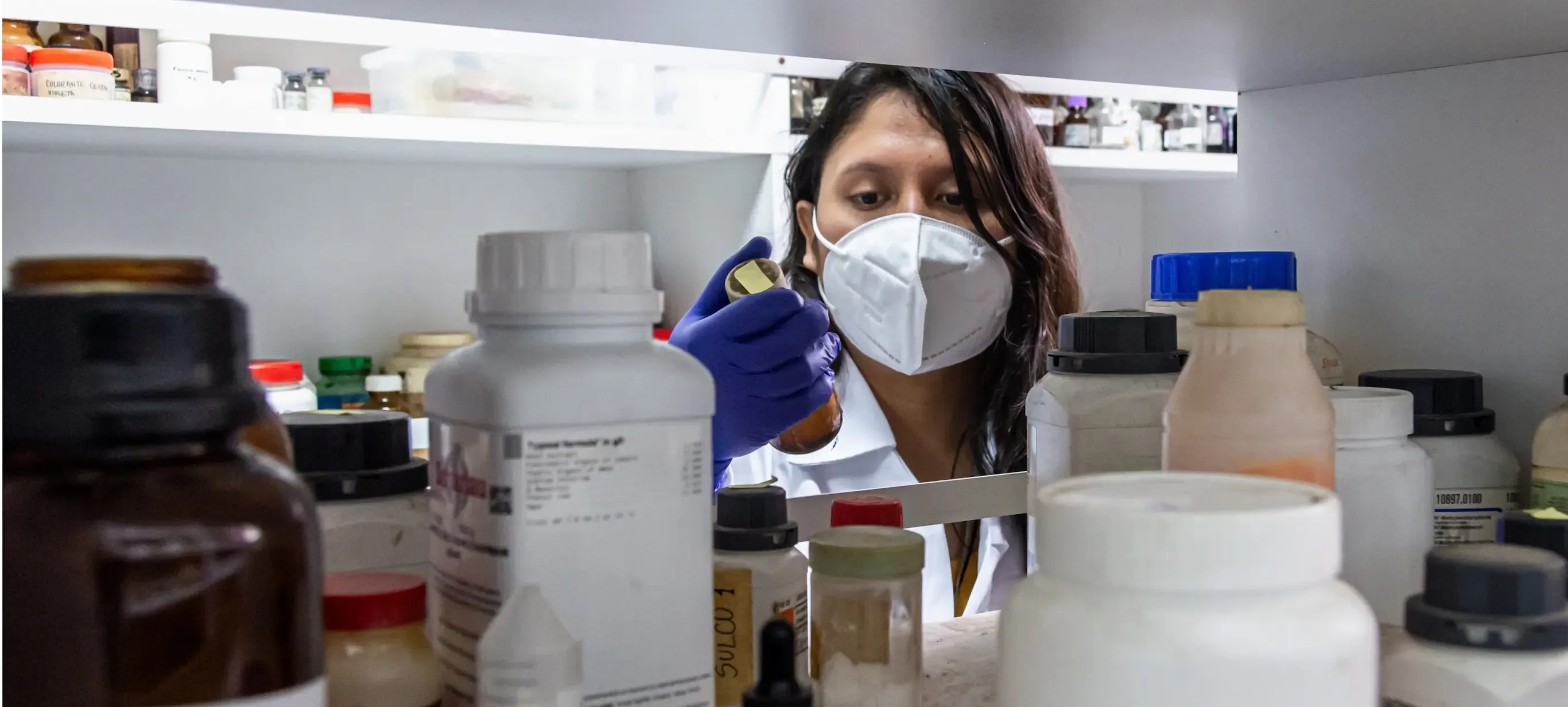 alumna eligiendo insumos de biología en la facultad de ciencias biológicas