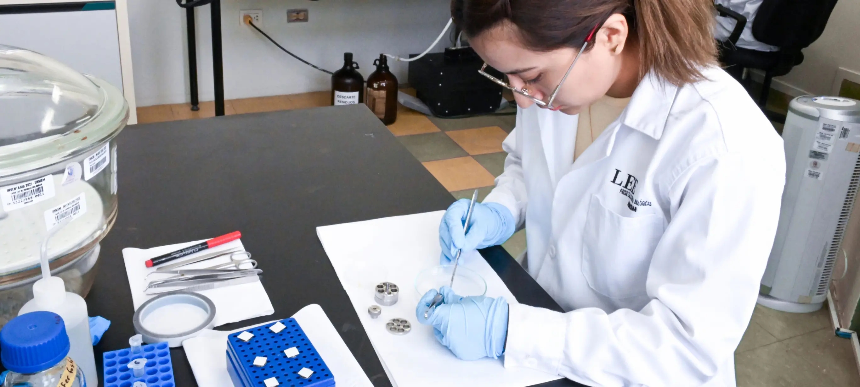 alumna en laboratorio de la facultad de ciencias biológicas