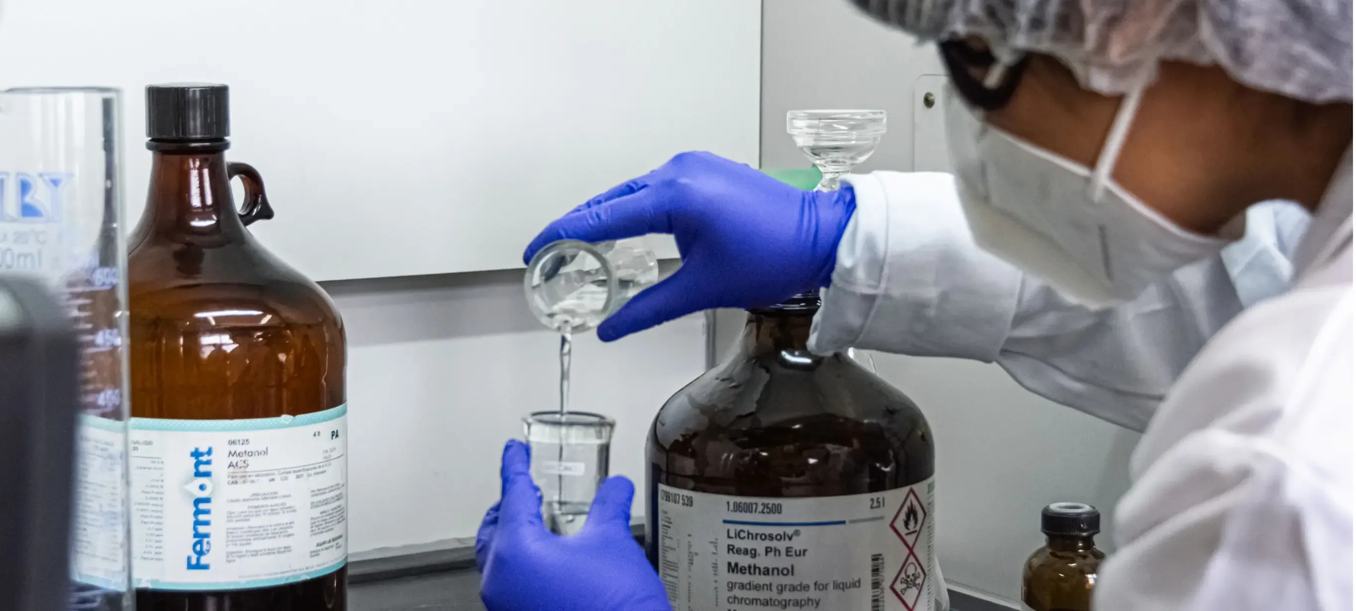 alumna tomando medidas de líquidos en laboratorio de la facultad de ciencias biológicas