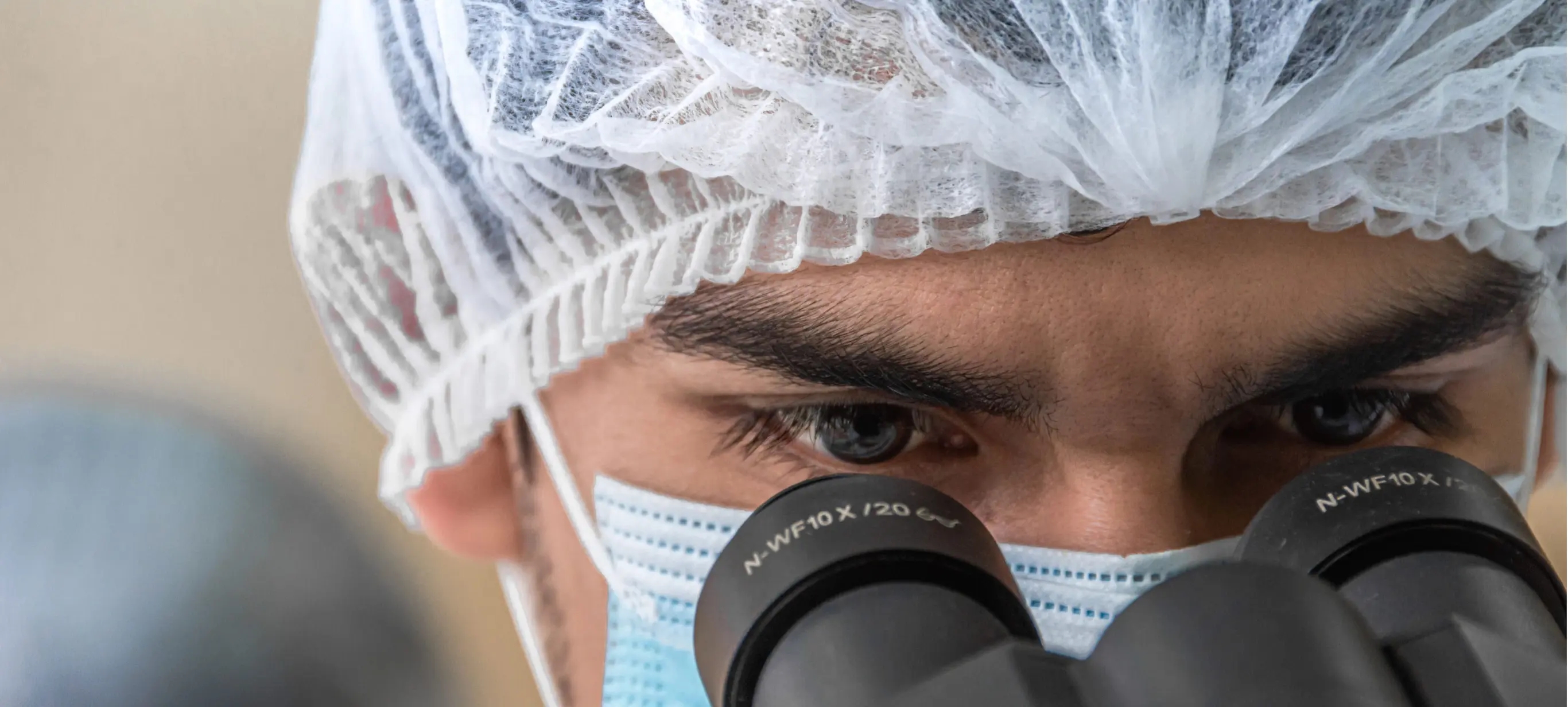 alumno utilizando microscopio de la facultad de ciencias biológicas