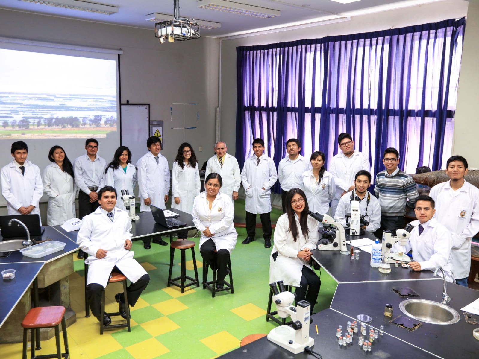 Grupo de investigación en ecosistemas marinos y costeros (ECOMAC)